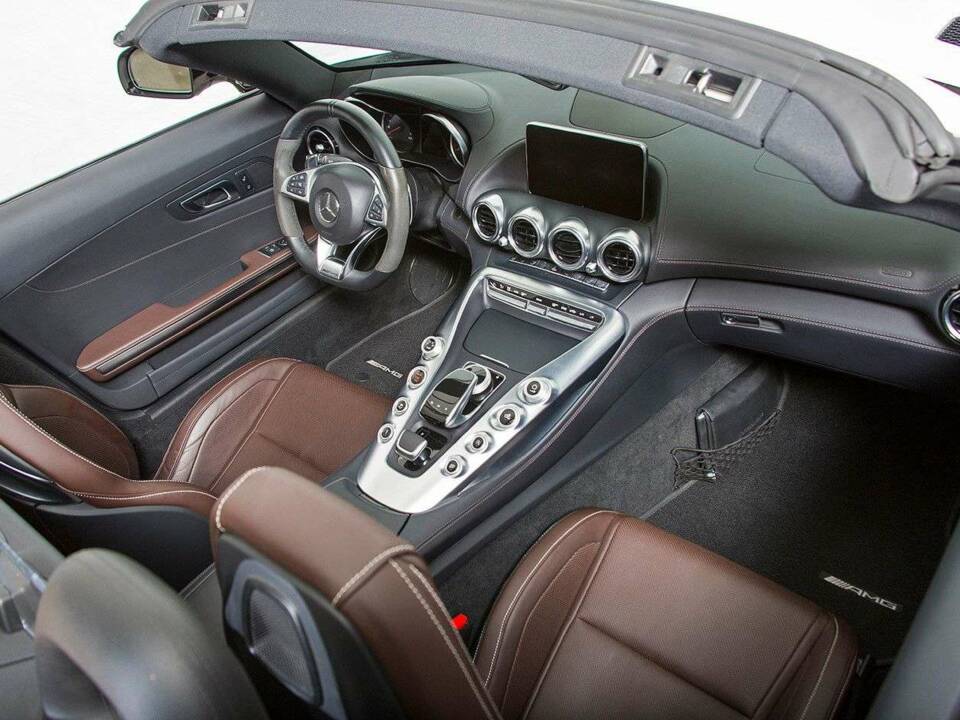 Image 18/20 of Mercedes-AMG GT C (2018)