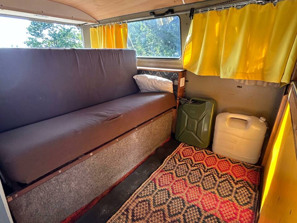 Image 11/20 of Volkswagen T2b Kombi (1974)