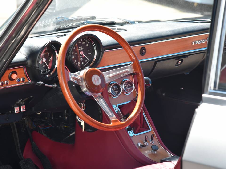 Image 19/24 of Alfa Romeo 1750 GT Veloce (1971)