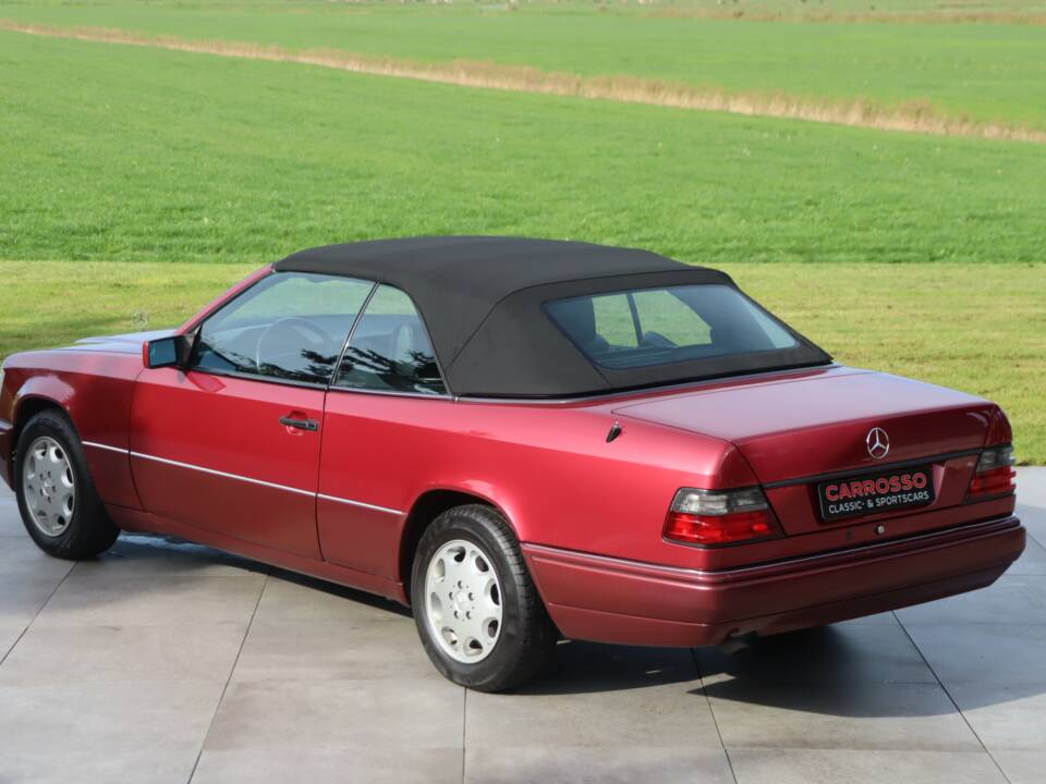 Image 2/50 of Mercedes-Benz E 220 (1994)