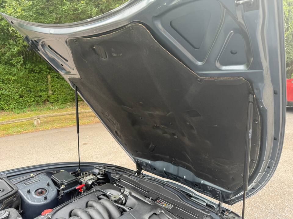 Image 22/23 of Jaguar XK8 4.0 (2001)