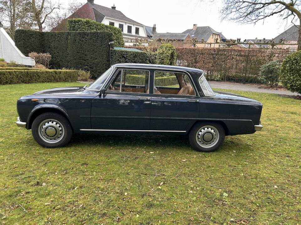 Image 7/8 of Alfa Romeo Giulia Nuova Super 1600 (1972)
