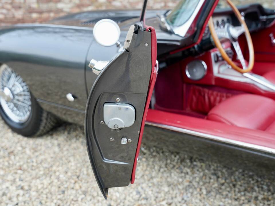 Immagine 16/50 di Jaguar E-Type 3.8 (1961)