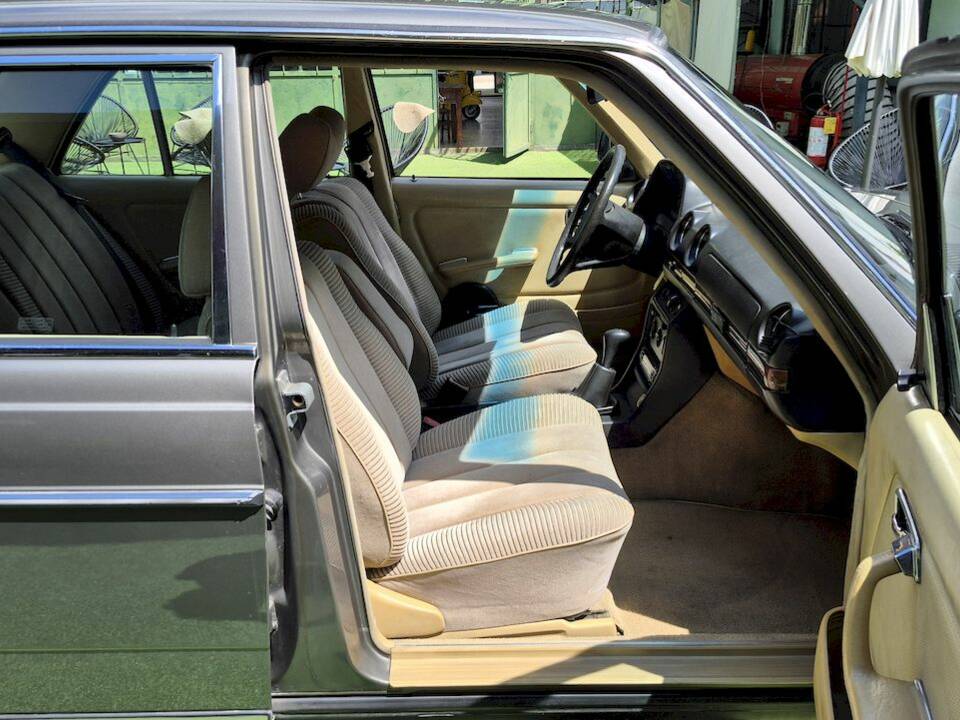 Image 46/71 of Mercedes-Benz 240 D (1980)