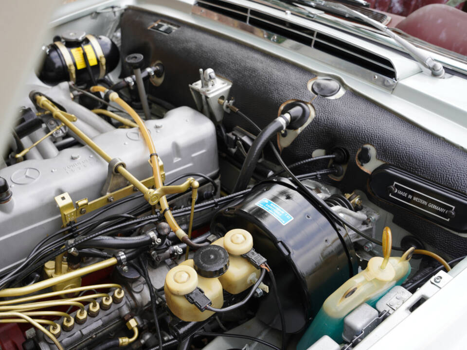 Image 17/50 of Mercedes-Benz 280 SL (1969)