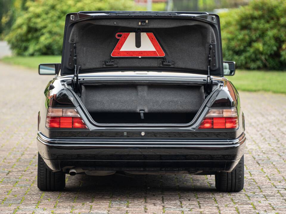 Image 23/83 de Mercedes-Benz E 220 (1996)