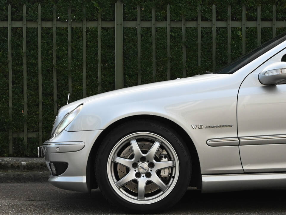 Image 10/32 of Mercedes-Benz C 32 AMG T (2003)