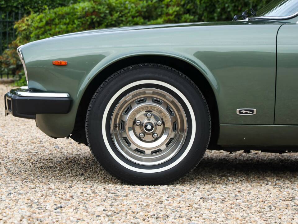 Image 27/50 of Jaguar XJ 6 4.2 (1985)