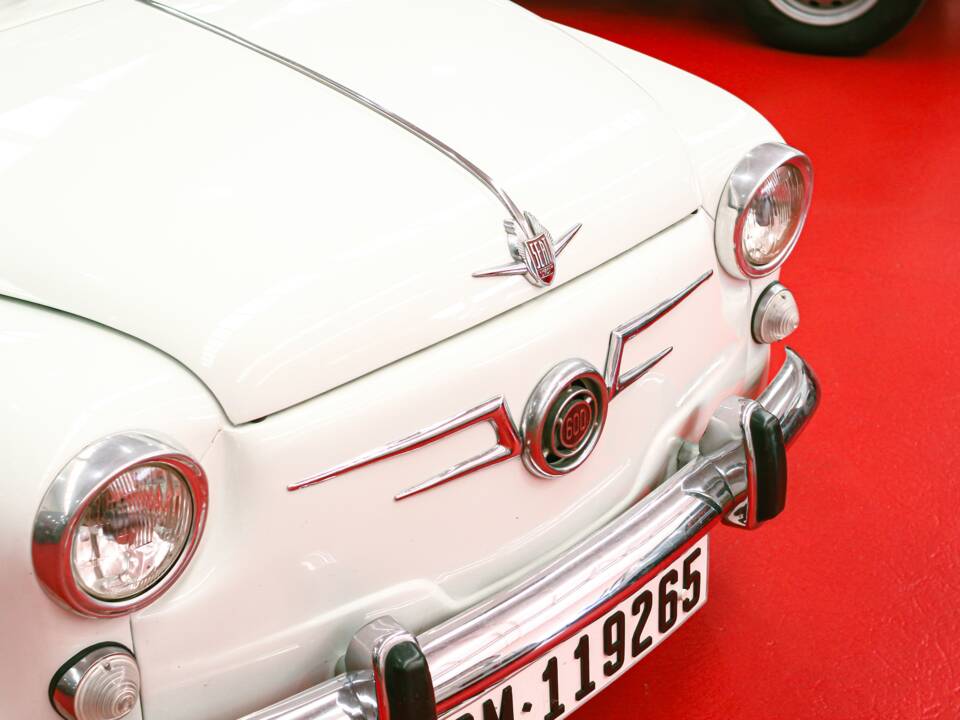 Image 13/32 of SEAT 600 D (1968)