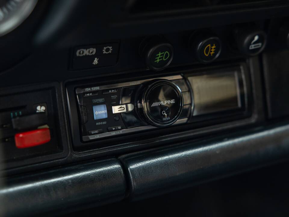 Afbeelding 36/45 van Porsche 911 Carrera 3.2 (WTL) (1988)