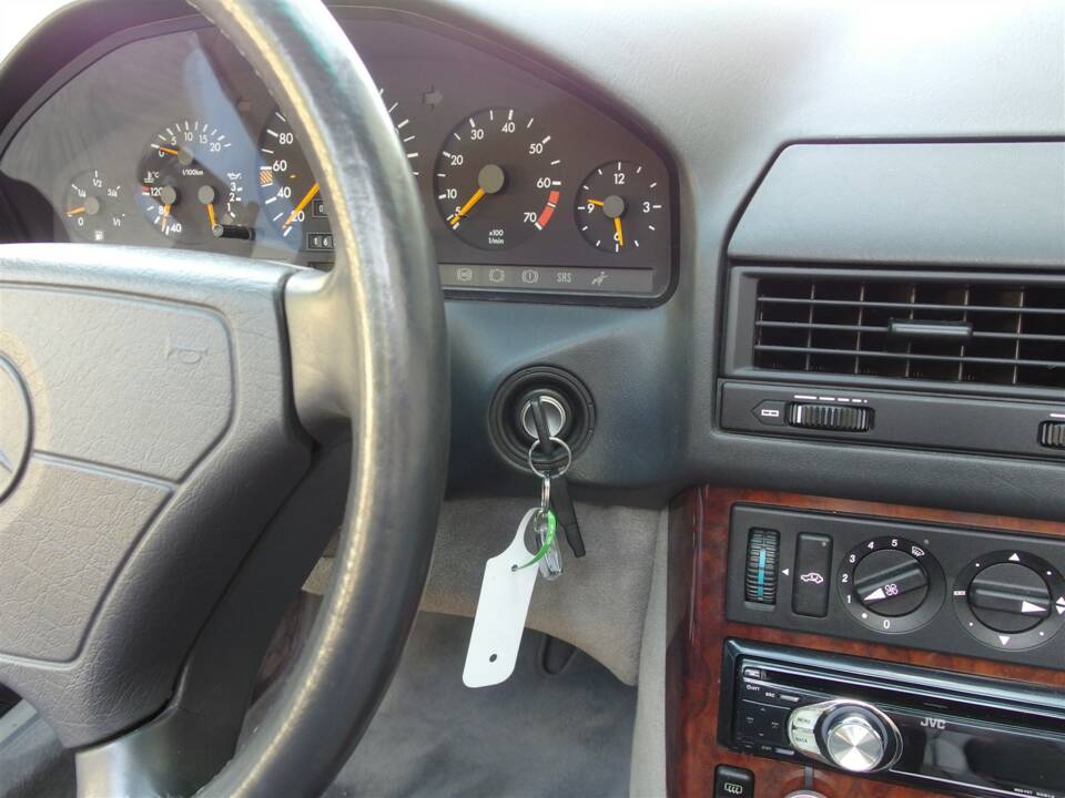 Image 53/96 of Mercedes-Benz 300 SL (1992)