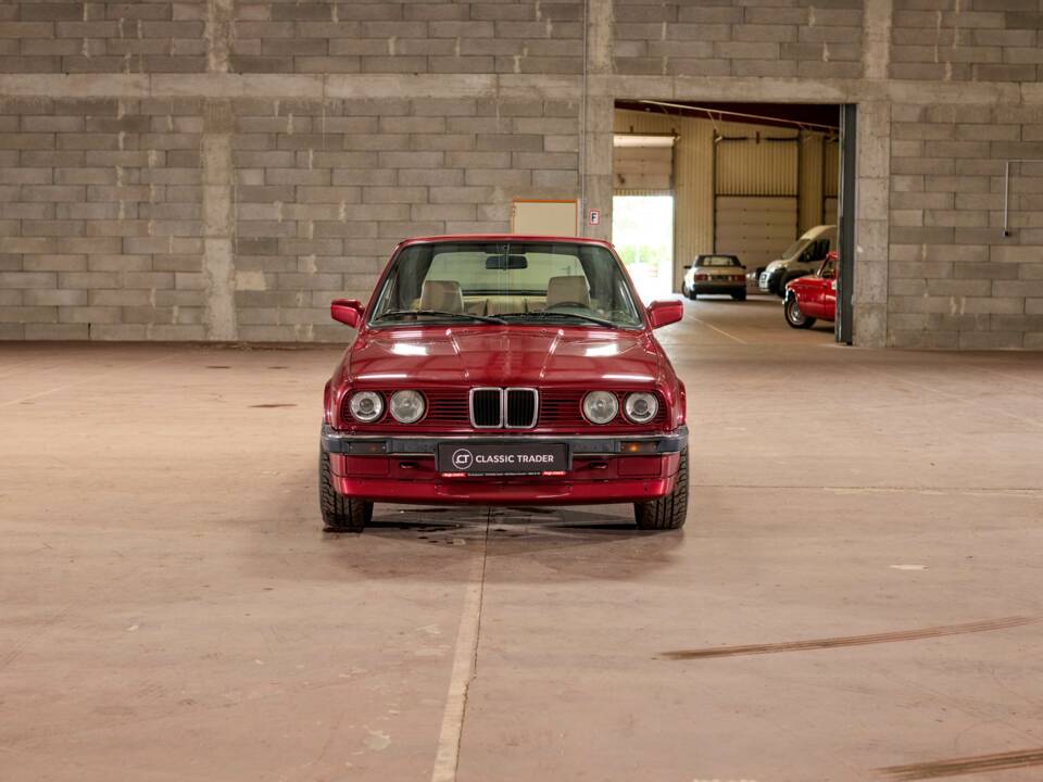 Image 21/45 of BMW 320i (1990)