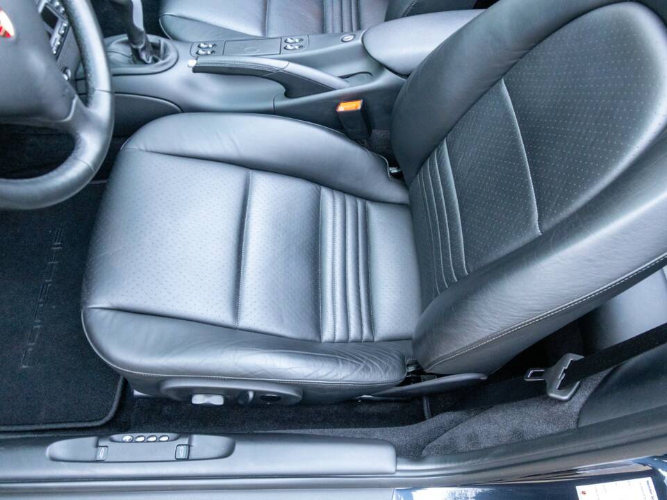 Image 26/50 of Porsche 911 Carrera 4S (2003)