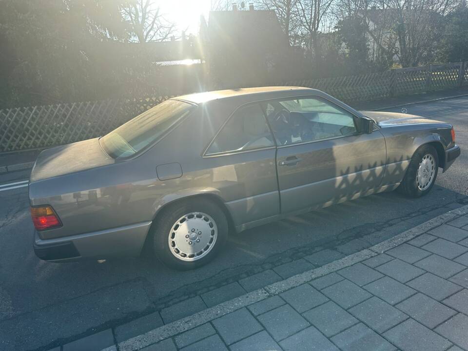 Immagine 5/12 di Mercedes-Benz 300 CE (1988)