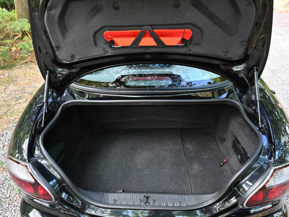 Image 31/50 of Jaguar XKR (2006)