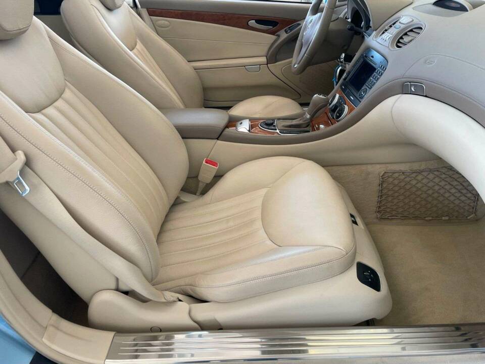 Image 17/19 of Mercedes-Benz SL 500 (2008)