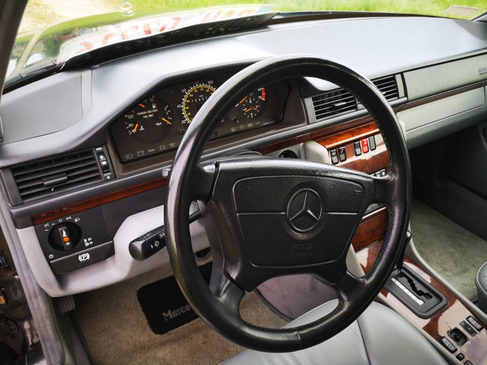 Imagen 36/48 de Mercedes-Benz 400 E (1993)