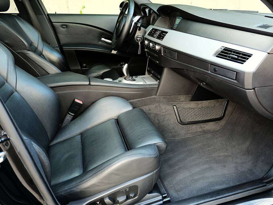 Image 43/51 of BMW M5 (2007)