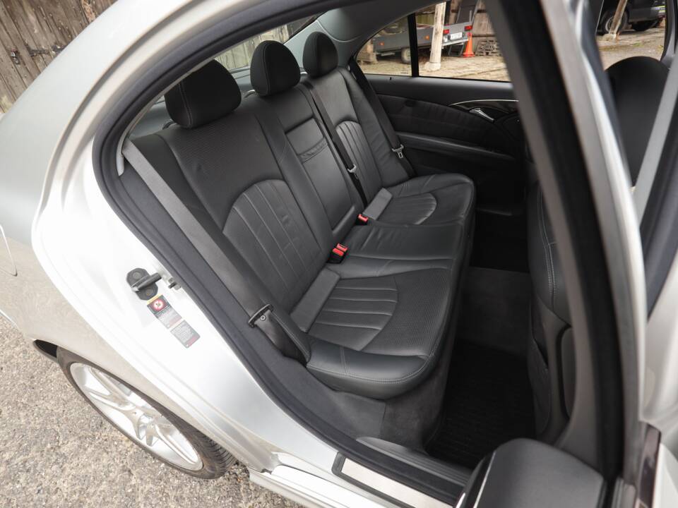 Image 15/72 of Mercedes-Benz E 55 AMG (2002)