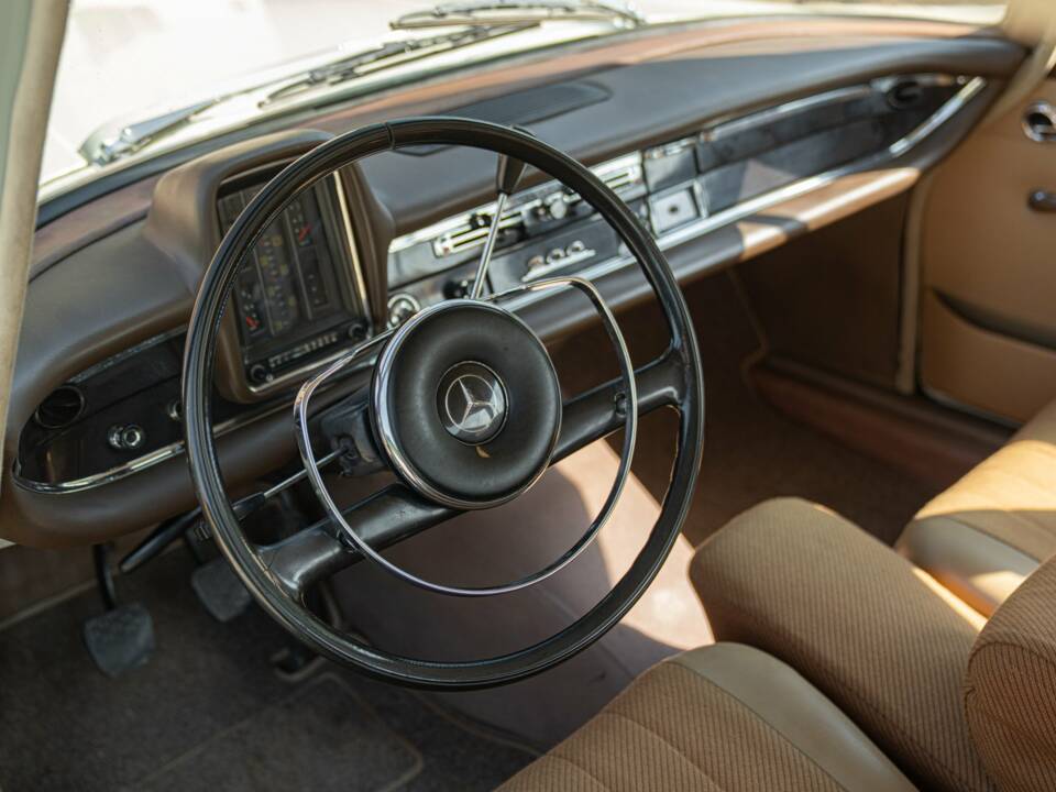 Image 39/50 of Mercedes-Benz 200 (1966)