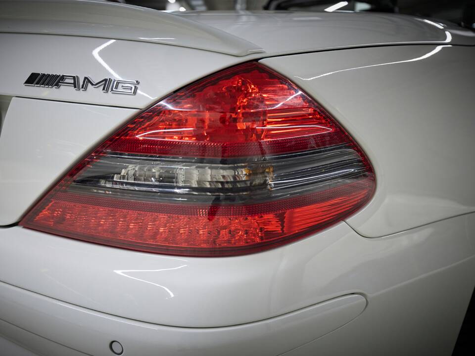 Image 32/99 de Mercedes-Benz SL 55 AMG (2005)