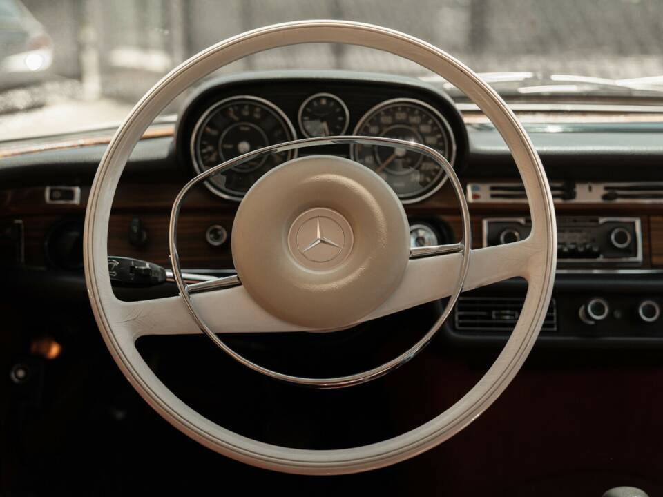 Image 17/34 of Mercedes-Benz 300 SEL 3.5 (1971)
