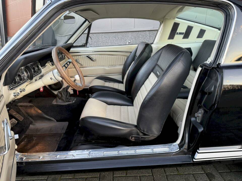 Image 16/36 of Ford Mustang 390 GTA (1966)