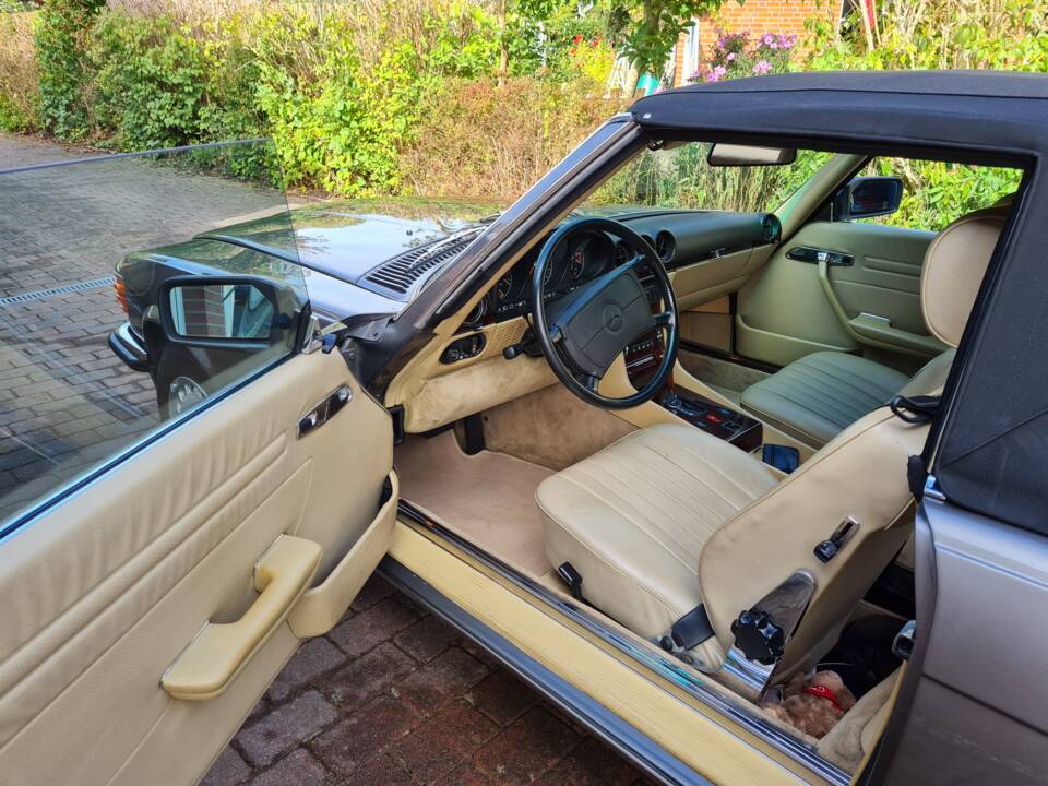 Afbeelding 6/24 van Mercedes-Benz 560 SL (1986)