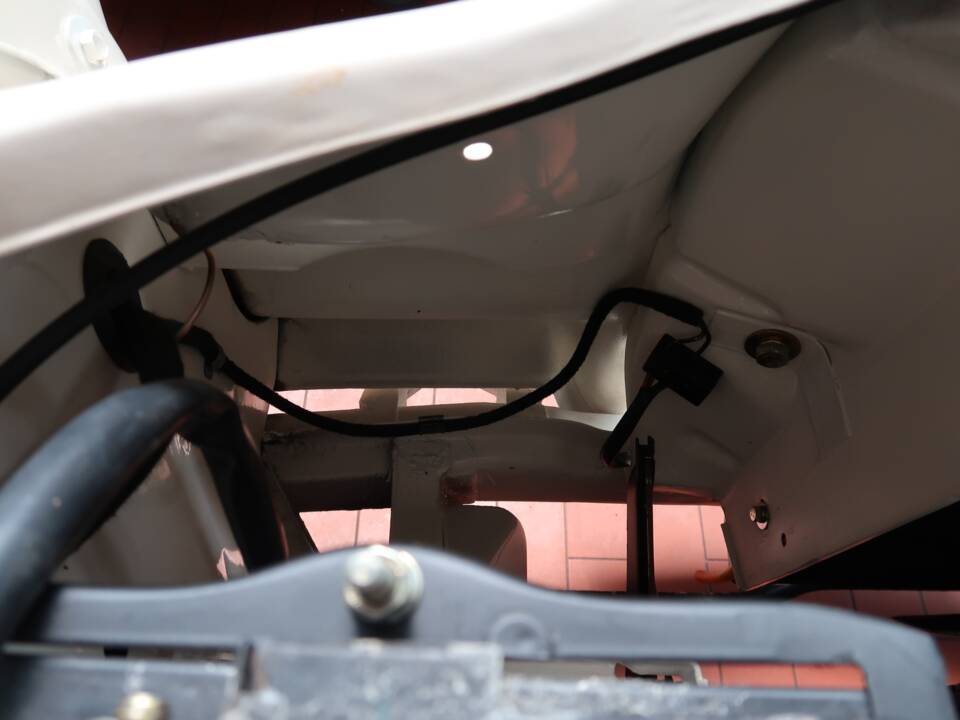 Image 21/32 of Mercedes-Benz 200 D (1966)