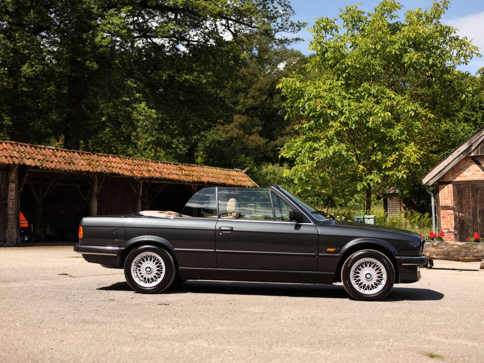 Image 3/66 of BMW 325i (1989)