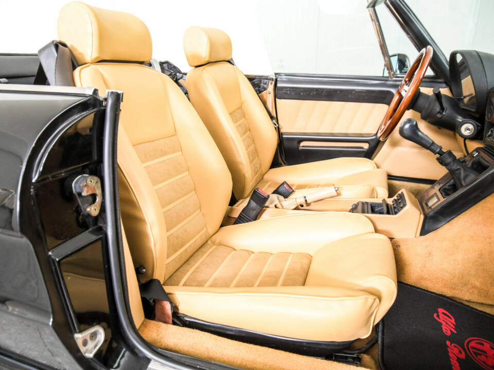 Bild 21/50 von Alfa Romeo 2.0 Spider (1991)