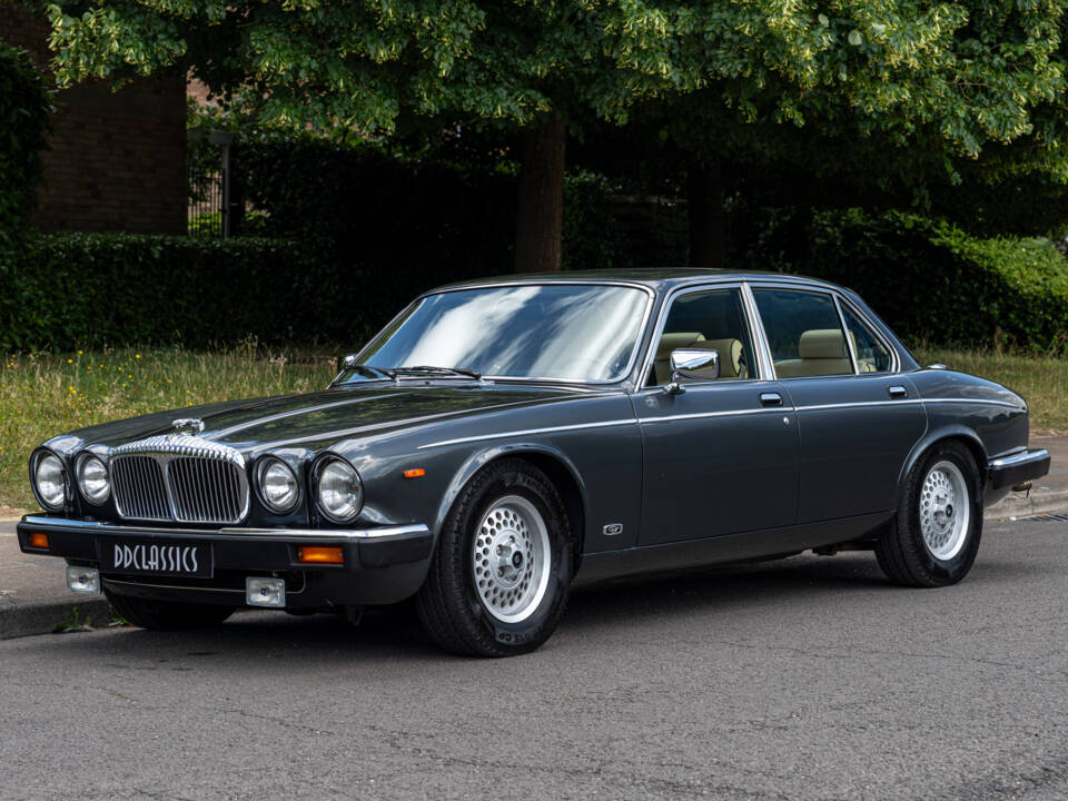 Image 1/23 of Daimler Double Six (1992)