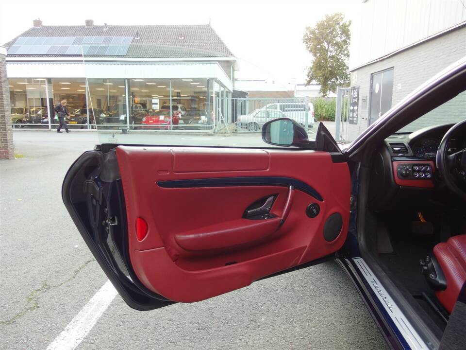 Image 39/99 of Maserati GranTurismo 4.2 (2008)