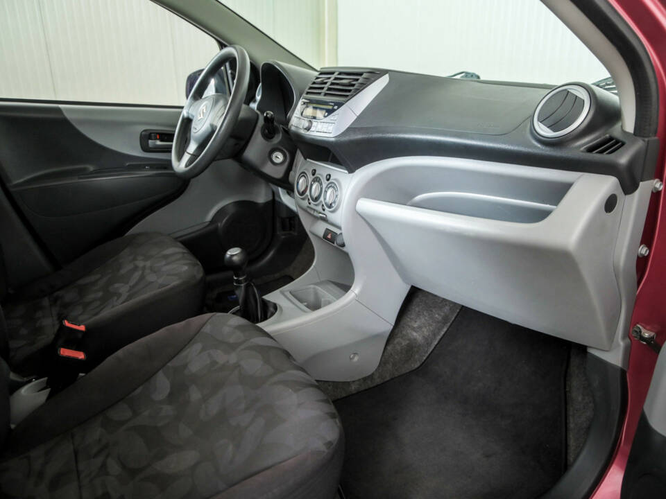 Image 12/48 of Suzuki Alto (2010)
