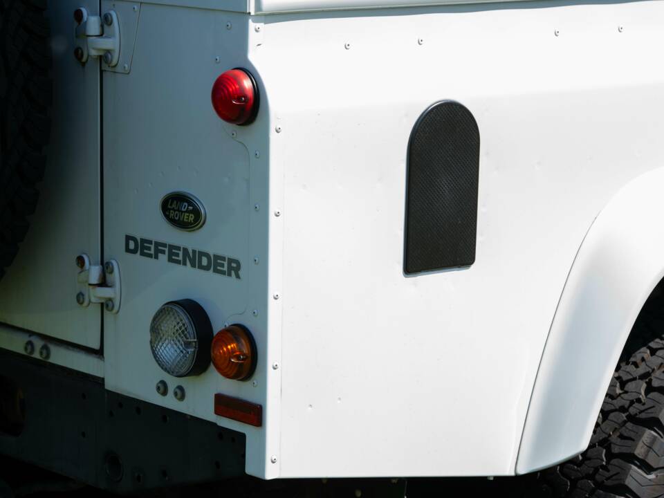 Image 7/16 of Land Rover Defender 110 (2015)