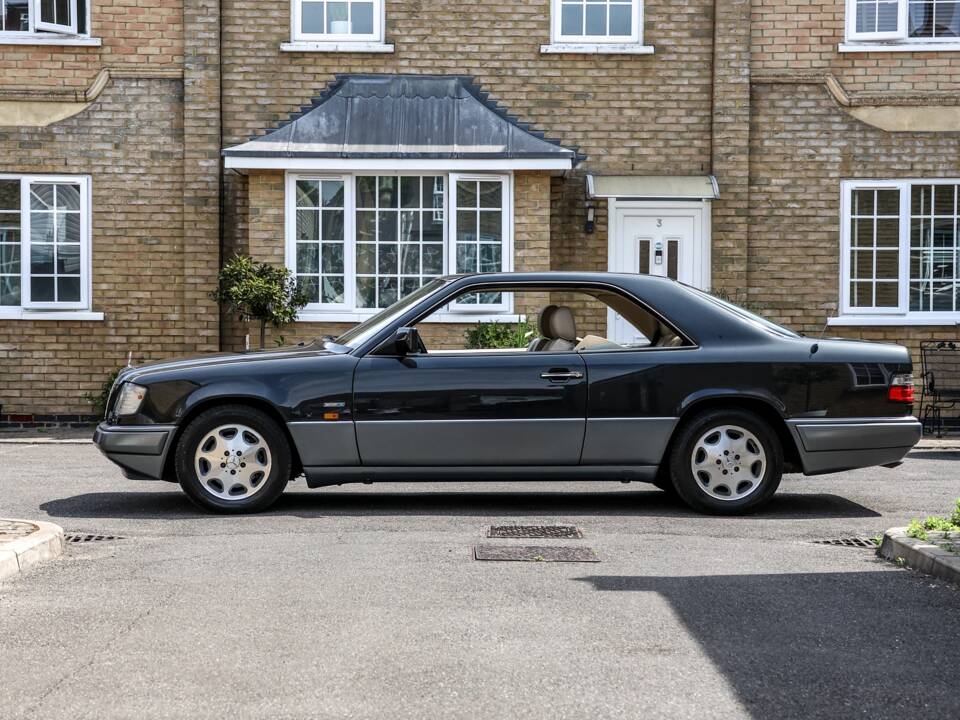 Image 14/37 of Mercedes-Benz E 320 (1995)