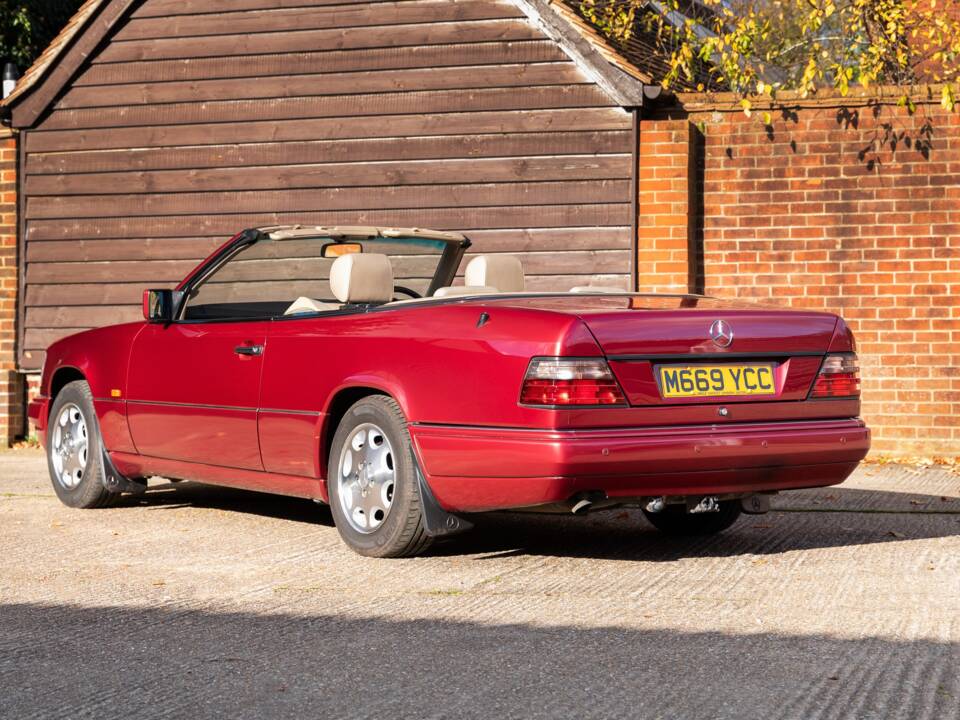 Bild 3/33 von Mercedes-Benz E 220 (1994)