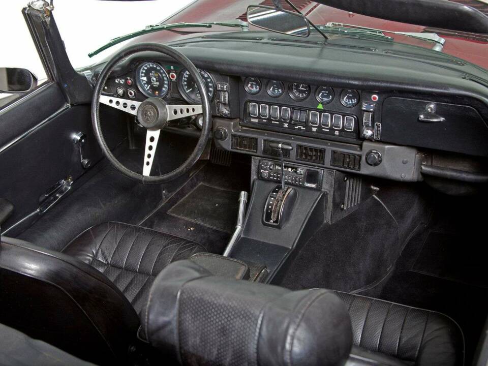 Image 17/19 de Jaguar Type E V12 (1974)