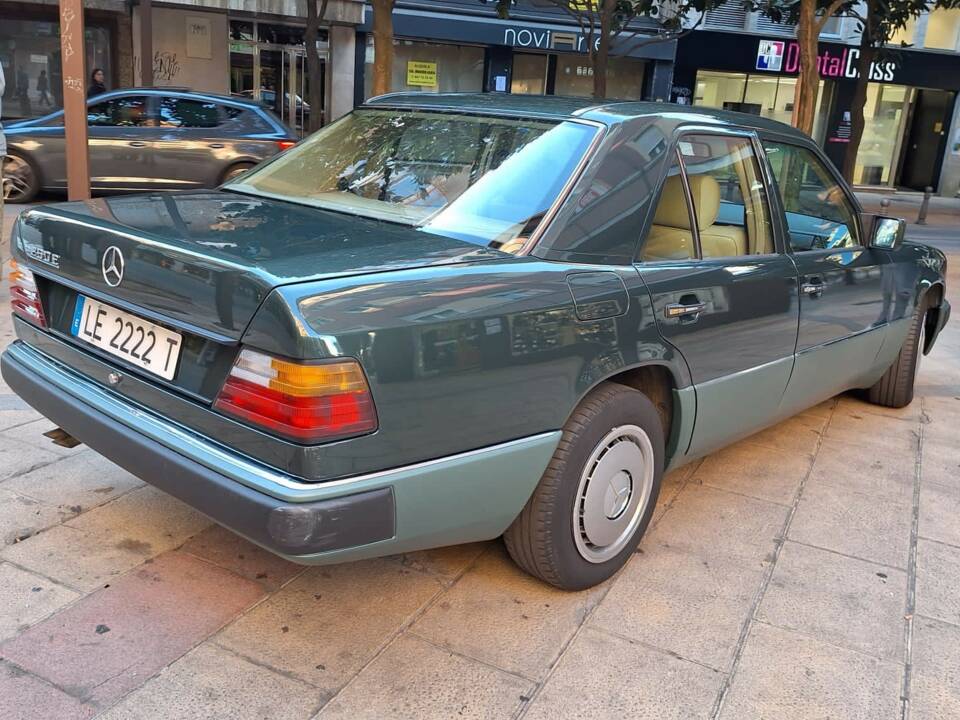 Immagine 10/12 di Mercedes-Benz 260 E (1988)