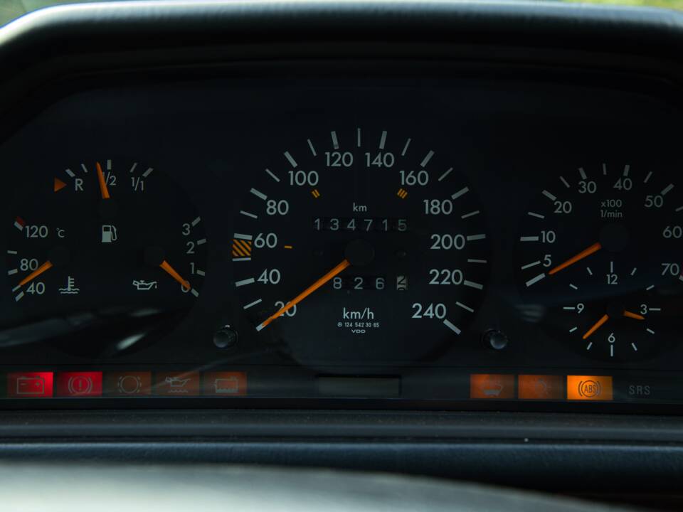 Image 41/63 of Mercedes-Benz 220 E (1993)