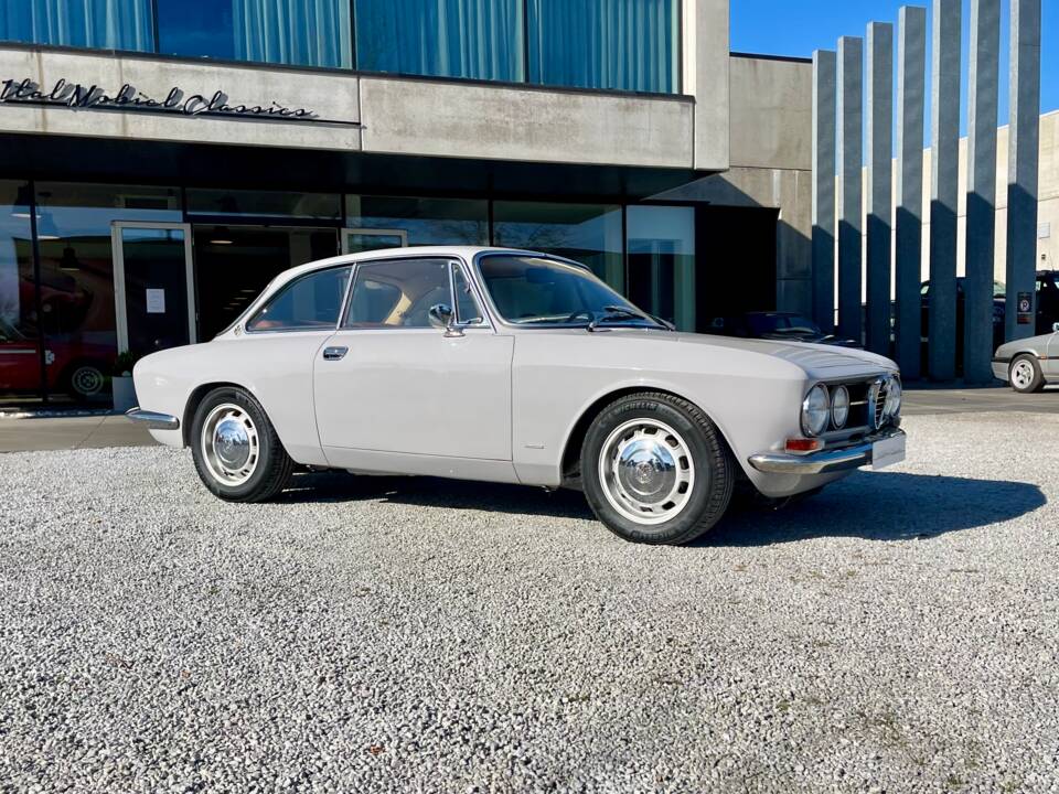 Image 34/47 de Alfa Romeo 1750 GT Veloce (1968)