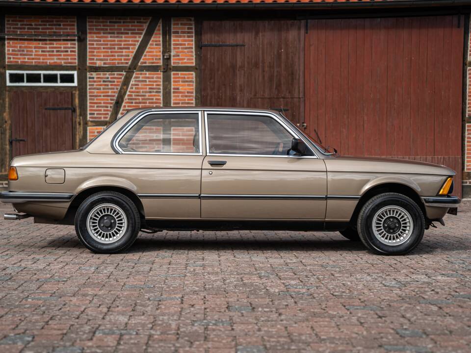 Image 12/76 of BMW 323i (1982)