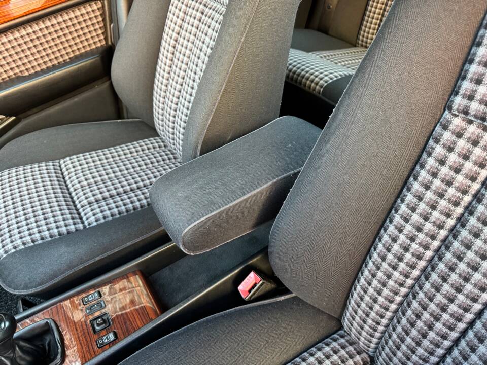 Immagine 22/75 di Mercedes-Benz 230 E (1992)