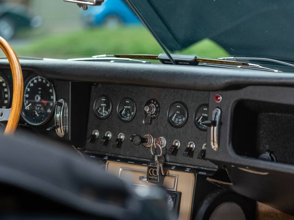 Image 30/48 de Jaguar Type E 4.2 (1965)