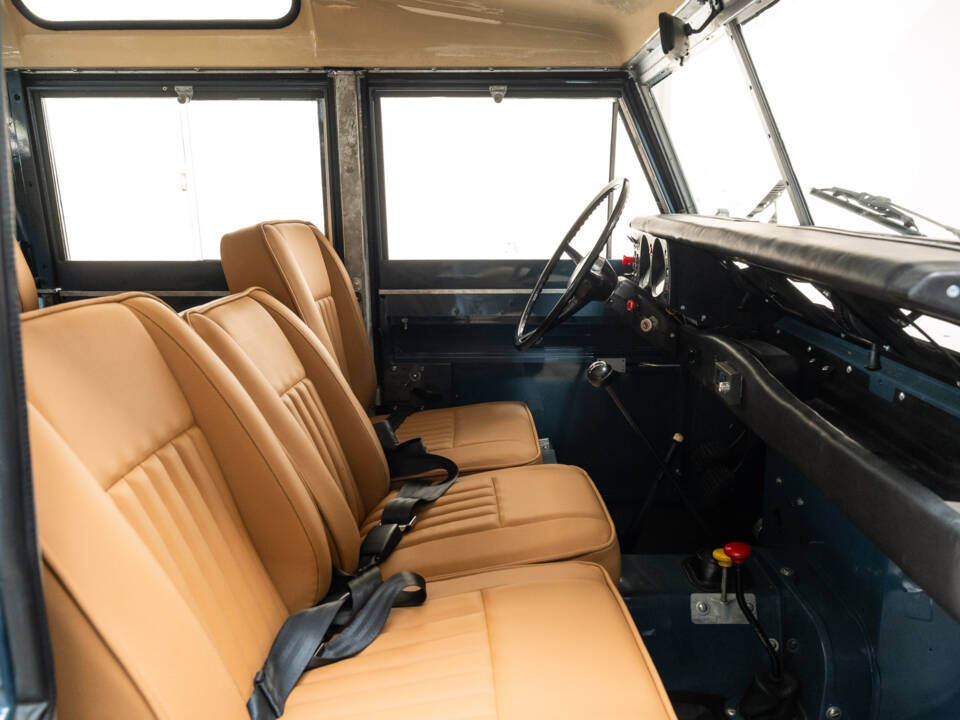 Image 17/31 of Land Rover 109 (1980)