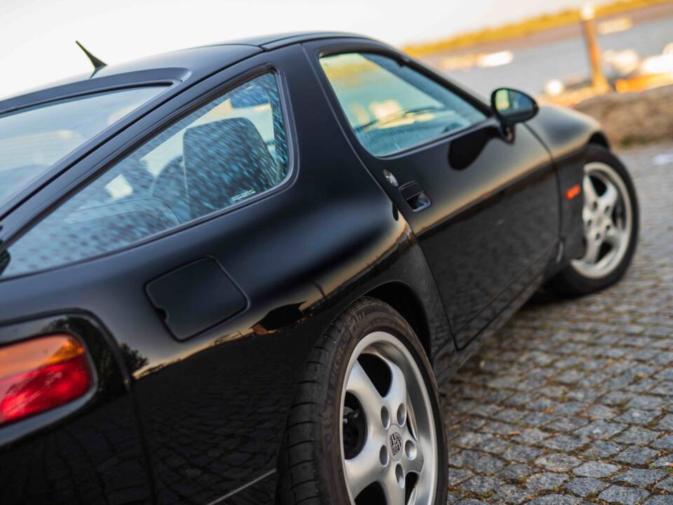 Image 24/63 of Porsche 928 GTS (1994)