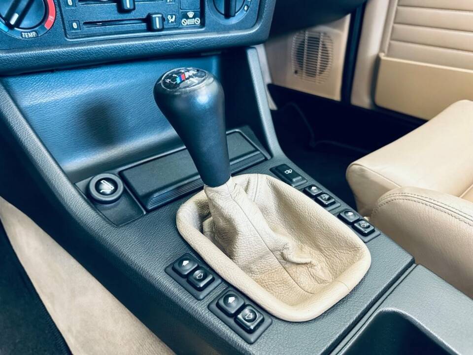 Image 20/29 de BMW 325i (1989)