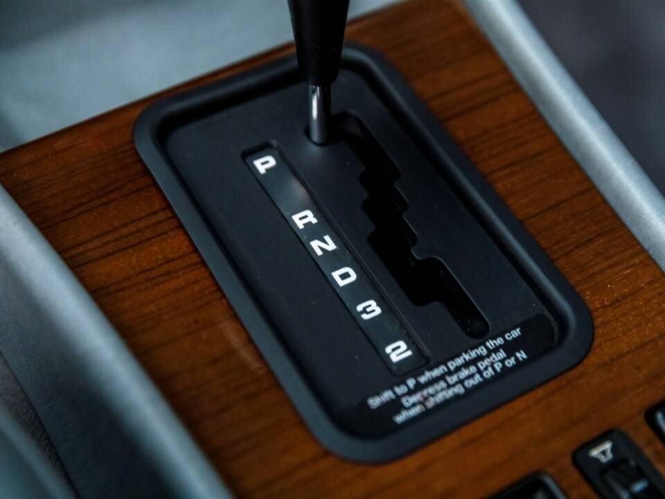 Image 16/19 of Mercedes-Benz 300 SE (1990)