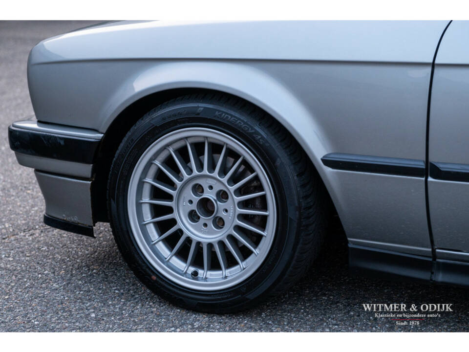 Image 38/50 de BMW 320i Touring (1989)