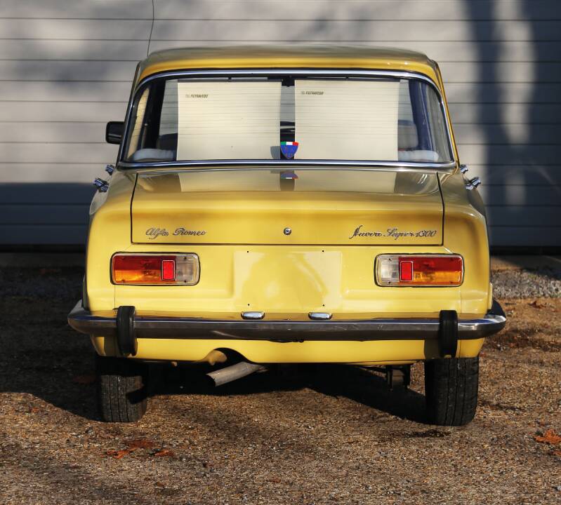 Image 12/22 de Alfa Romeo Giulia Nuova Super 1300 (1975)